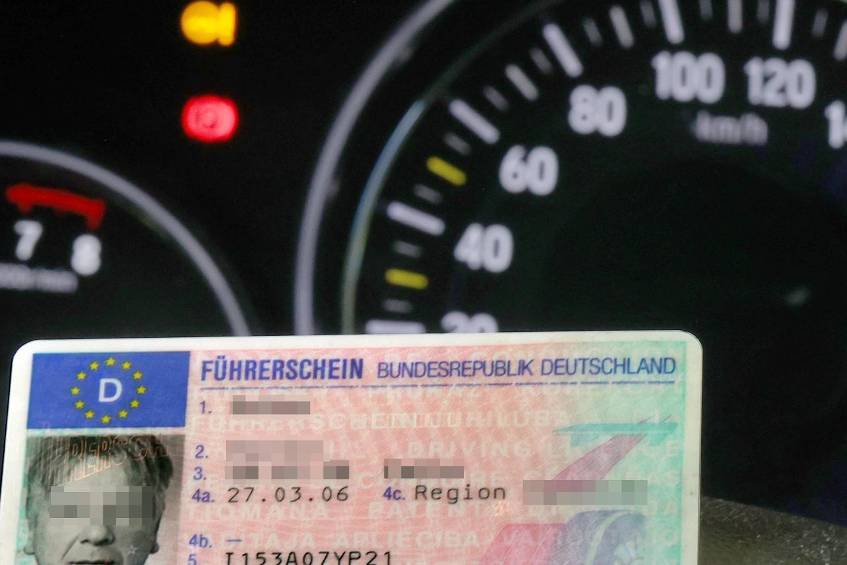 Führerschein auf dem Handy soll auch in Deutschland kommen In der Polizeikontrolle soll nach Plänen der EU bald der digitale Führerschein gezückt werden.