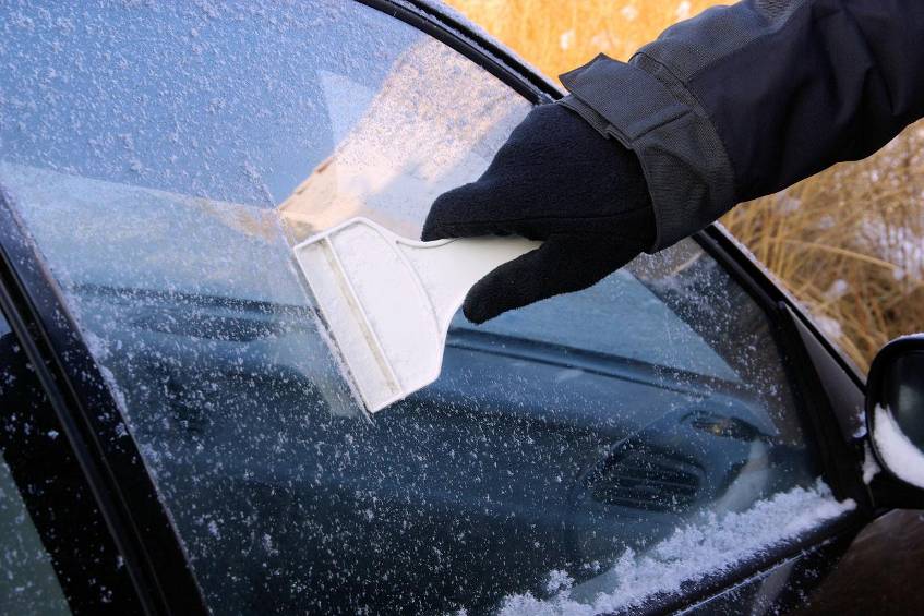 Fatale Fehler, die Autofahrer im Winter vermeiden sollten Eis, Schnee und Kälte sind hart genug für Ihr Auto. Darum sollten Sie sich diese Fehler verkneifen.