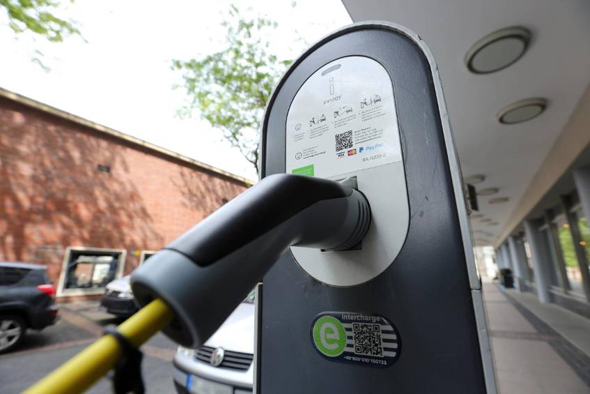 Mastercard will Bezahlsystem an Ladestationen für E-Autos vereinfachen Beim Bezahlen an Stromtankstellen herrscht für Autofahrer oft Chaos. Mastercard will das nun ändern.