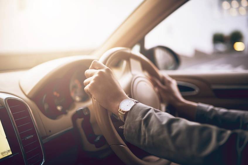 Diese blöden Fehler macht fast jeder Autofahrer Von falschen Schuhen bis Hand auf der Schaltung – welche Marotten am Steuer Sie loswerden sollten.