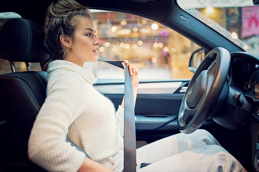 Warum Sie jetzt am Steuer keine Winterjacke tragen sollten Dicke Jacken sind im Winter im Auto verlockend. Doch die Sicherheit leidet darunter empfindlich.