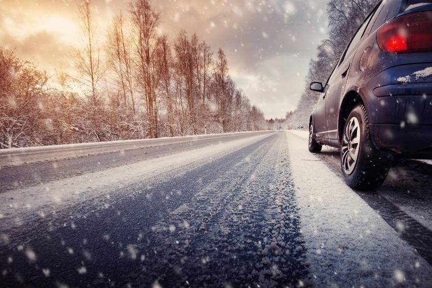 Wie Ihr Auto Schnee und Glätte sicher meistert Manchmal reichen Minuten und die Straße ist eine einzige Rutschpartie. Was können Sie jetzt tun?