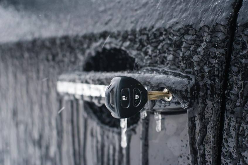 Mit diesen Tricks öffnen Sie vereiste Autotürschlösser Zugefrorene Türschlosser sind ärgerlich. Doch Autofahrer können sich mit mehreren Tricks helfen. 
