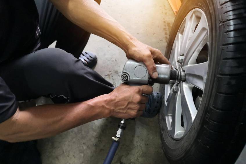 Diese Fehler beim Reifenwechsel sollten Sie unbedingt vermeiden Wer selbst Reifen aufzieht, muss einiges beachten. Was Autofahrer hier häufig  vermasseln. 
