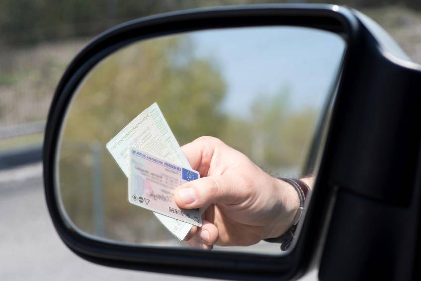 Führerschein-Umtausch: Die ersten Fristen laufen bald ab Anfang 2022 wird es ernst: Die ersten Jahrgänge  müssen ihre alten Führerscheine umgetauscht haben.