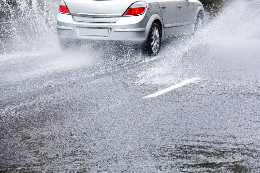 Sicher fahren bei starkem Regen – darauf müssen Sie unbedingt achten Wenn es richtig schüttet, wird Autofahren zum Risiko. So kommen Sie trotz Gefahr gut ans Ziel.