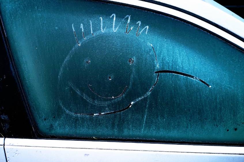 Wie Sie Feuchtigkeit im Auto ganz einfach loswerden Gerade in den kälteren Monaten bildet sich Feuchtigkeit im Auto. Diese Pflegetipps verhindern das.