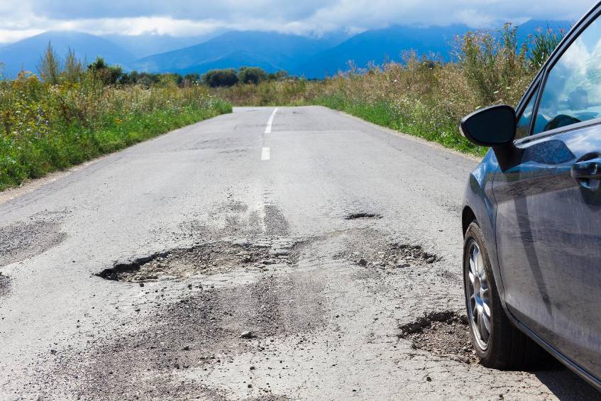 Autoschaden durch Schlaglöcher: Wer zahlt? Asphalt ist gerade nach dem Winter oft aufgerissen. Das gilt, wenn Ihr Auto deshalb Schaden nimmt.