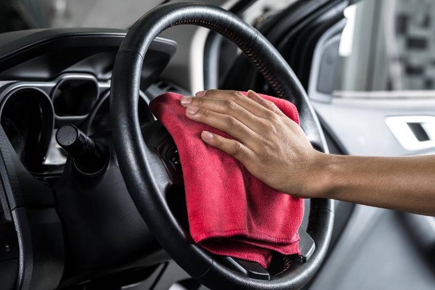 Mit diesen Reinigungstipps sieht der Innenraum Ihres Autos wieder aus wie neu Der Innenraum wird bei der Autopflege oft vergessen. So bekommen Sie alles spielend sauber.
