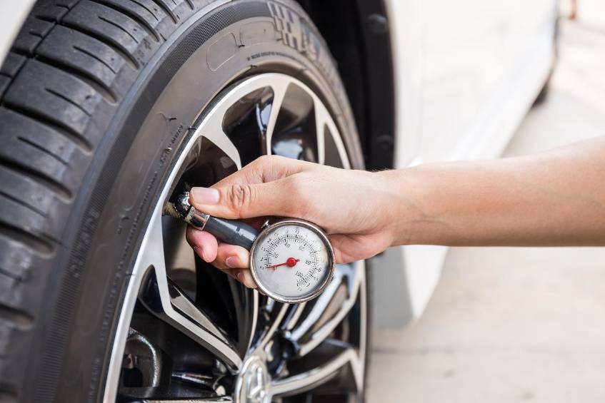 Wie Sie den Reifendruck endlich richtig messen Der richtige Reifendruck ist beim Auto sehr wichtig. Darauf sollten Sie bei der Kontrolle achten.