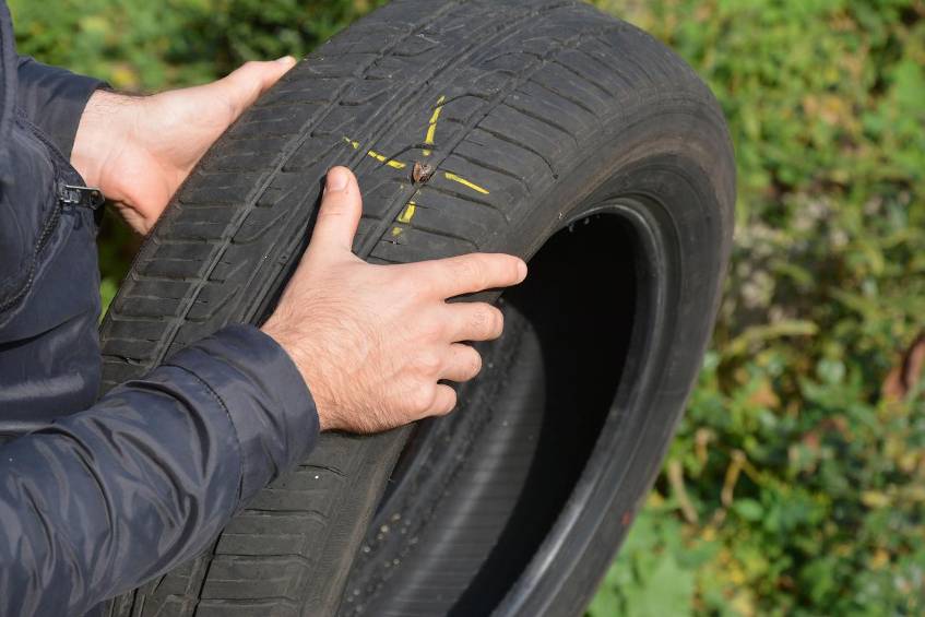 Geschickt geflickt: Wann lohnt sich eine Reifenreparatur? Beschädigte Reifen lassen sich teilweise reparieren. Doch dabei müssen Sie ein paar Dinge beachten.