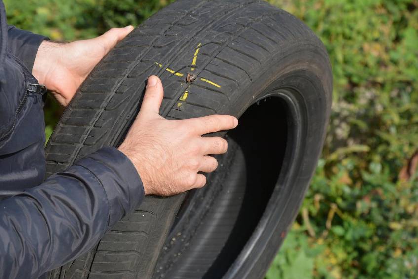 Geschickt geflickt: Wann lohnt sich eine Reifenreparatur