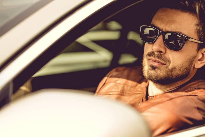 Warum Autofahrer die falsche Sonnenbrille ein Bußgeld kosten kann Eine Sonnenbrille kann beim Autofahren sehr nützlich sein. Doch nicht jede ist am Steuer erlaubt. 