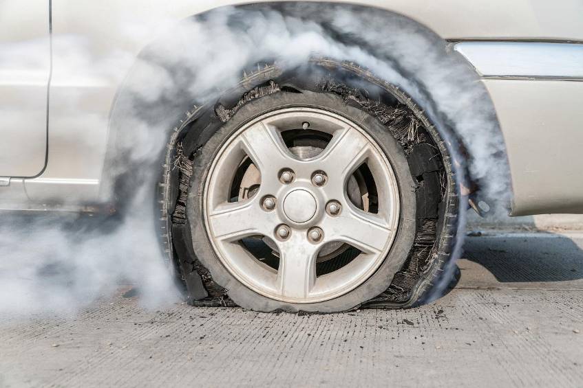 Reifenplatzer: So machen Sie im Ernstfall alles richtig Ein geplatzter Reifen auf der Autobahn kann lebensgefährlich werden. So verhindern Sie Schlimmeres. 
