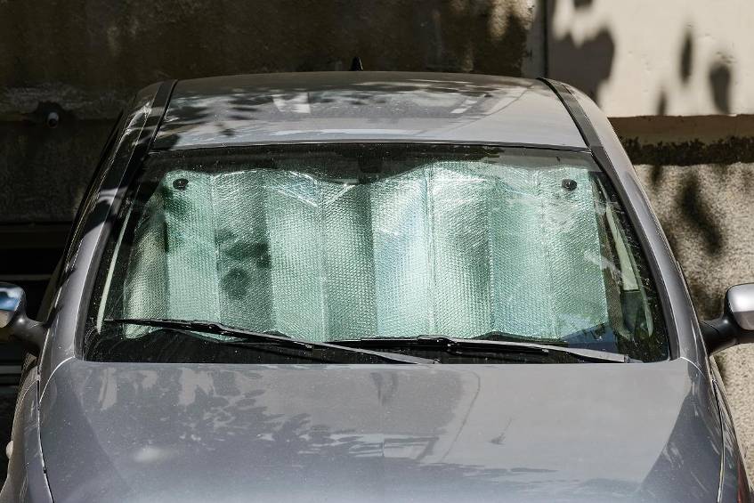 Diese Dinge sollten Sie bei Hitze nie im Auto liegen lassen Wenn das Auto im Sommer zum Backofen wird, können einige Gegenstände im Innenraum gefährlich werden.