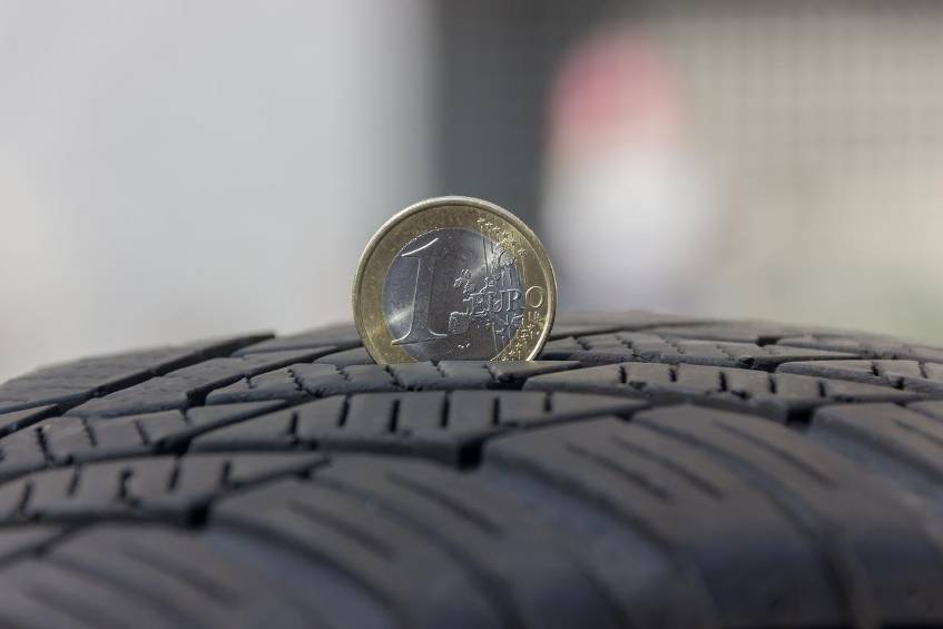 Wie Sie die Profiltiefe Ihrer Reifen richtig messen Das Profil der Reifen ist für die Fahrsicherheit entscheidend. So messen Sie ganz einfach nach.