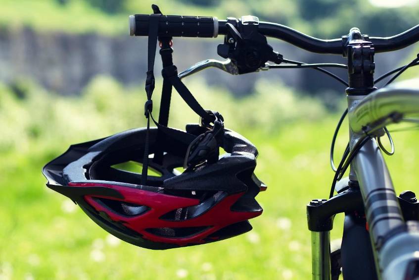 Worauf Sie bei der Auswahl Ihres Fahrradhelms achten sollten E-Bikes sind schnell – deshalb ist ein Helm enorm wichtig. So liegen Sie beim Kauf richtig. 