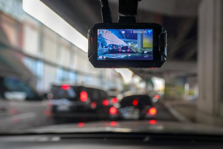 Was Sie beim Kauf einer Dashcam wissen müssen Die Dashcam kann bei Unfällen ein Beweismittel sein. Was ist erlaubt und was muss die Kamera können?
