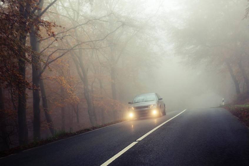 Welches Licht Sie bei Nebel wirklich brauchen Nebel ist beim Autofahren eine Herausforderung. Wichtig ist vor allem die richtige Beleuchtung.