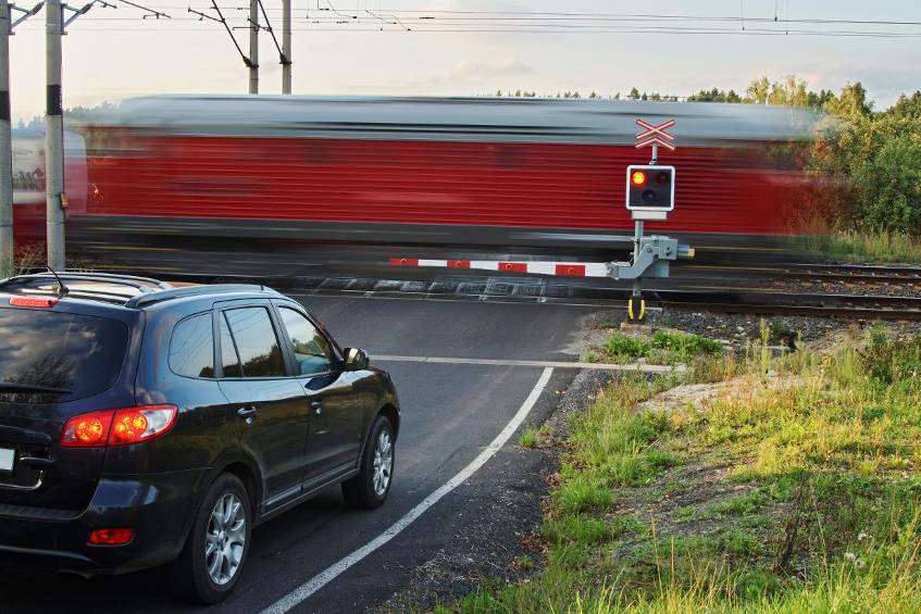 Das sollten Autofahrer an Bahnübergängen beachten Bahnübergänge können tödlich werden. Umso wichtiger ist es, dass Autofahrer die Regeln kennen.