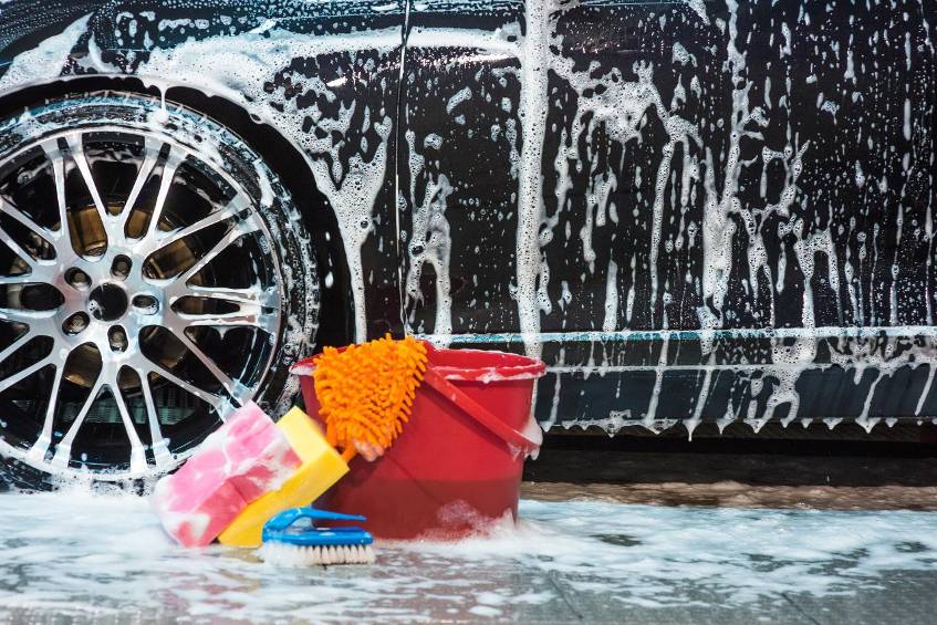 Rechtsfragen: Was ist bei der Autowäsche verboten? Wer sein Auto lieber selbst wäscht, muss sich an die Gesetze halten. Und die erlauben nicht alles.