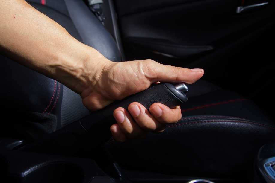 Auto: Beim Parken immer Handbremse ziehen und Gang einlegen