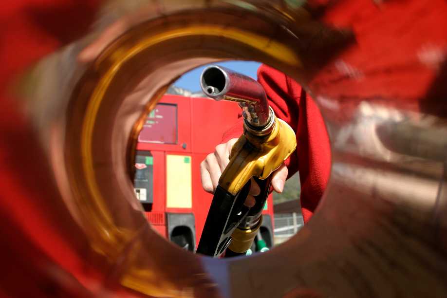 Mann, Der Im Winter Waschflüssigkeit in Tank Des Autos Strömt