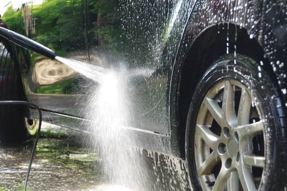 So vermeiden Sie beim Hochdruckreiniger Schäden am Auto - Carmada -  Fuhrparkmanagement in der Cloud