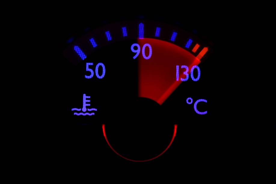 Kühlflüssigkeits-Temperaturanzeige Und Tahometer Auf Einem Auto