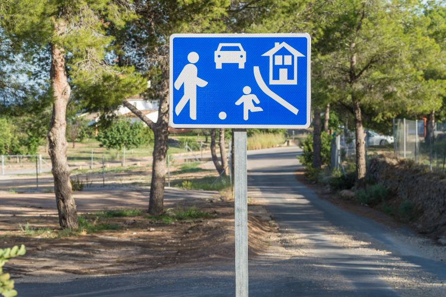 Achtung: Diese besonderen Verkehrsregeln gelten in einer Spielstraße -  Carmada - Fuhrparkmanagement in der Cloud