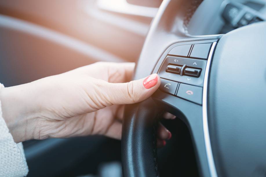 Worauf es bei einer Freisprechanlage fürs Auto ankommt - Carmada -  Fuhrparkmanagement in der Cloud