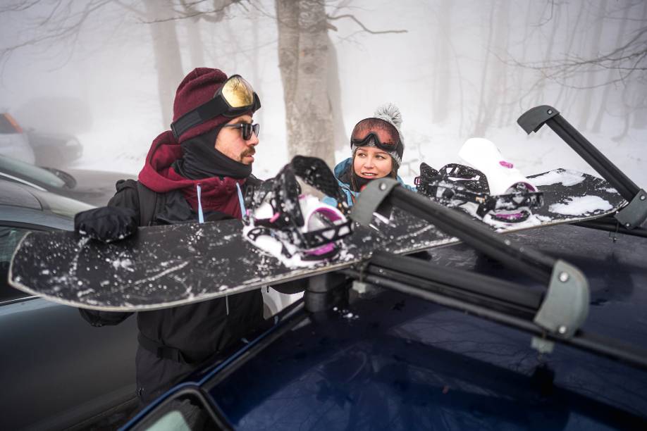 Wer mit der Wintersportausrüstung unterwegs ist, sollte diese richtig verstauen. Und dafür ist der Innenraum nicht der beste Platz. Was müssen Sie sonst noch beachten?